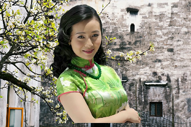 红色妖姬说着，欺身上前，对着武皇就是一连串的组合拳攻击