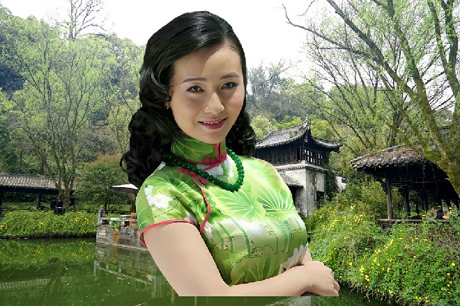 诺曦S一只手递着那锤子，而芙蕾雅端起了自己的机炮