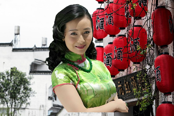苏曼s忽然长刀出鞘，然后身体一转，随后把刀收回到刀鞘当中