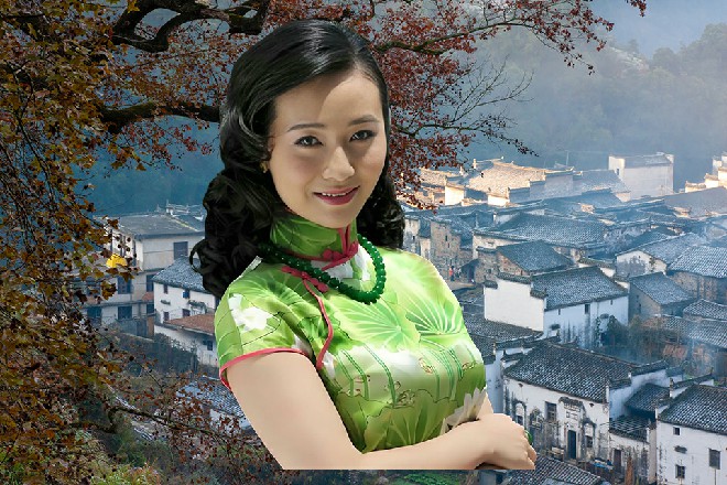 这老头看上去七八十了，但龙行虎步的，一点老态都没有
