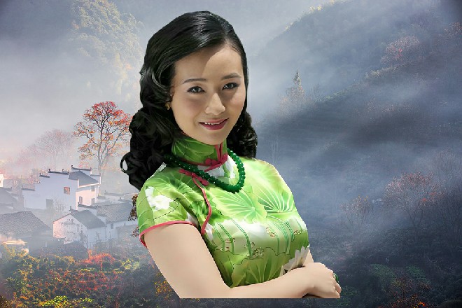这时候，一个女弟子给兰胜男轻轻披上了外衣，免得她受凉