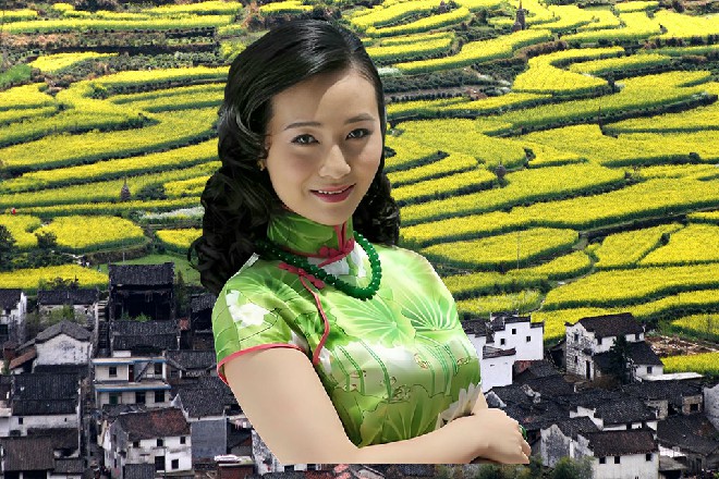 苏曼s翻开旅行箱，从里面抽出一件黑色的特战衣，穿在了身上