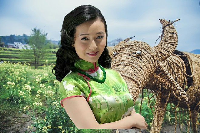 宋妮给了伊轩一个抱歉的眼神，乖乖跟着兰胜男离开了