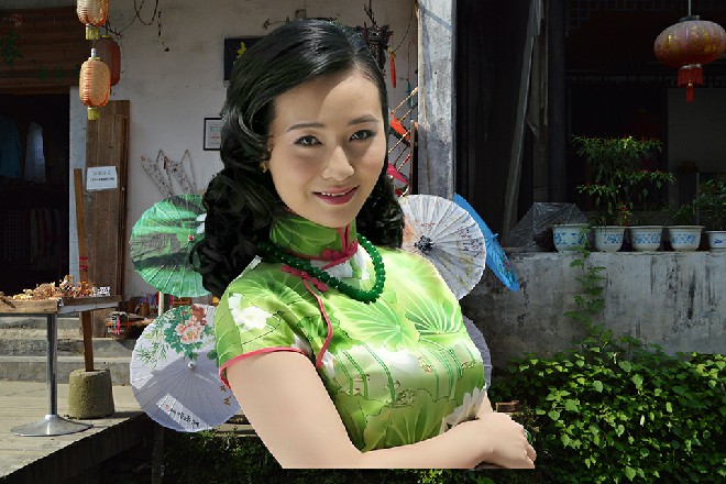 而红色妖姬的双眼，有一点金色的光辉，他自己都不曾注意到