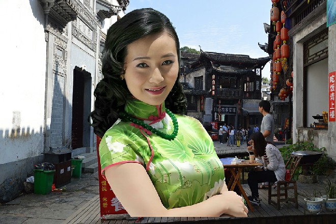若依勃然大怒，拔腿就向着前面正缓缓离开的奔驰车追去