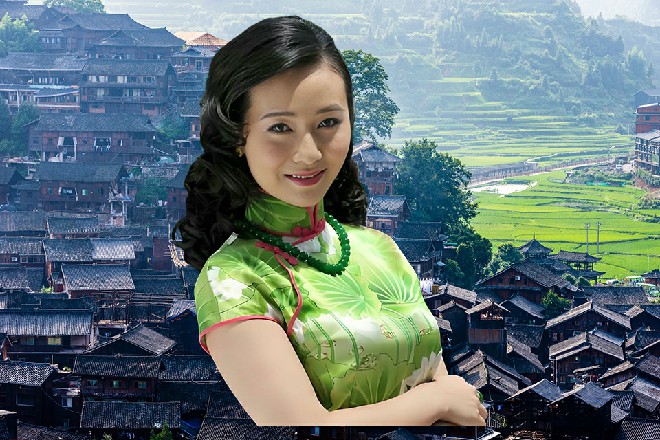 而若依不吭声，他就站在旁边，抱着胳膊，默默地看戏