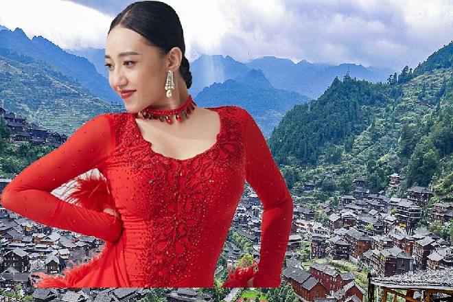 苏曼s伸出右手来，直接攥住了美杜莎的脖子，让她无法呼吸