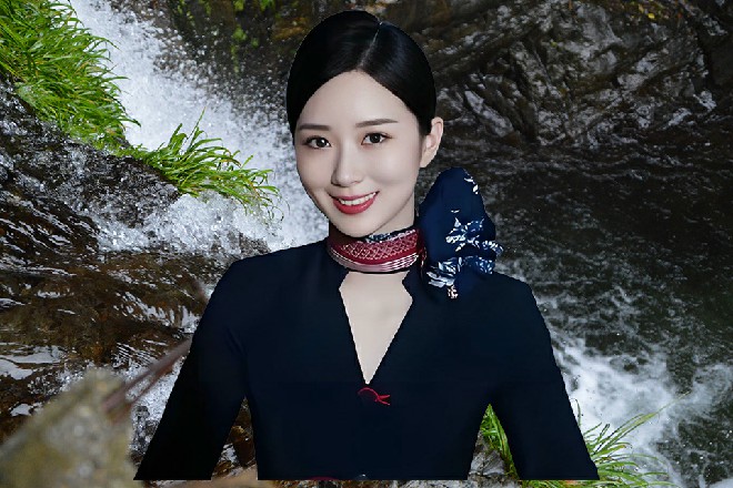 美女眼睛紧紧盯着这个漂亮女人，心说哪里杀出个程咬金