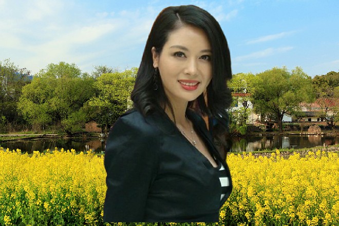 陈佳音今天穿着是一件办公室的制服，似乎是为了拍戏用
