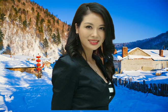 龙智说着，双手和在一起，一记更强的龙爪手打出来