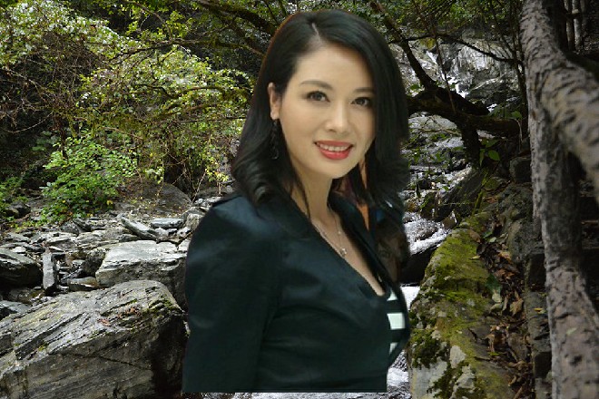 他刚笑两声，旁边的惠子就一脚飞踢过来，被苏曼s闪身躲过