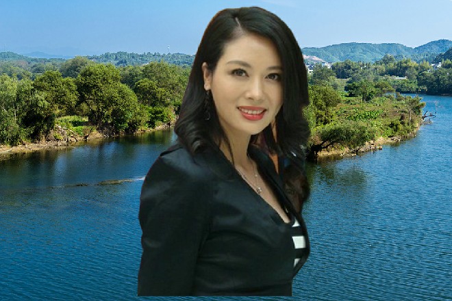 王玥惊呼一声，但意识到是苏曼s在抱她，红着脸抓到那护肤品