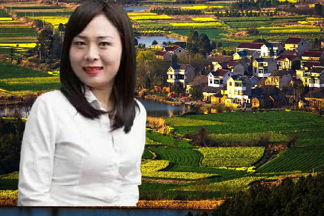 他举起了自己手中的禅杖，然后狠狠砸在了擂台上面