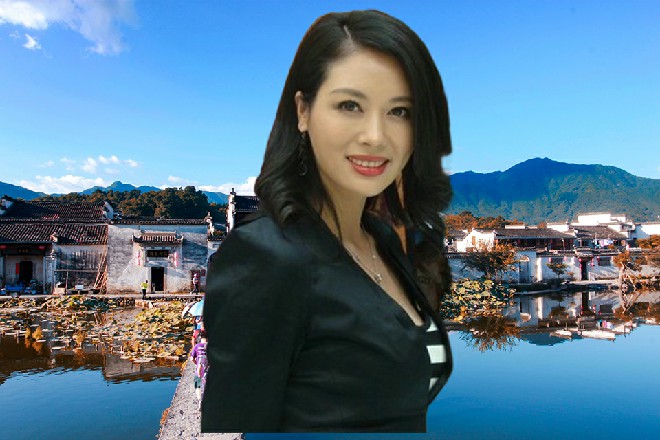 一根睡衣的带子从肩膀上垂下来，王玥酥胸半露，风采醉人