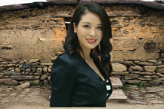 伊轩想抽根烟，发现自己身上的烟都湿透了，十分沮丧