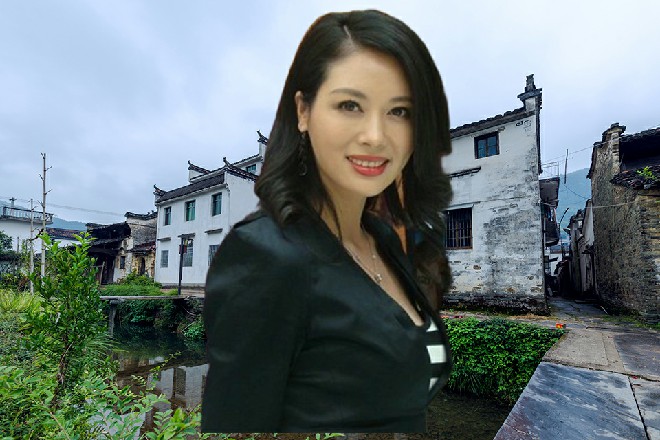 若依回身一掌，扣住了爱因斯坦的脚腕，同时有些惊讶