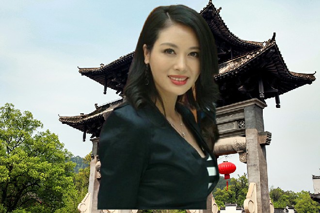 哈迪斯拎起一个笼子，玛哈坐在里面，还在淡定地打游戏