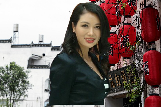 伊轩说着，下意识地脱掉了外套，挡在了陈佳音的头顶