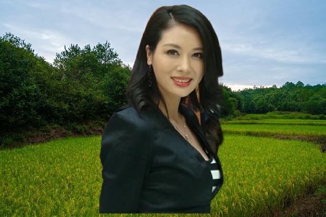 安娜站在中间，看着手中一块计时器，生死不论，比赛开始