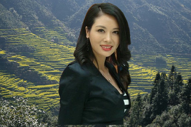 容小薰正要摘掉口罩，表明自己的身份，却被苏曼s拉了一下