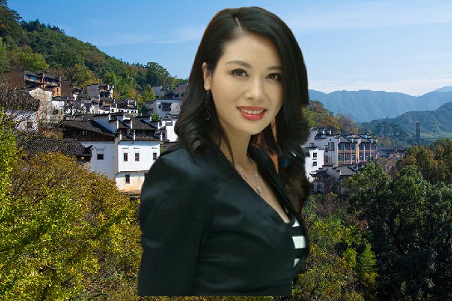 玉老虎被打的轰在了地上，嵌在其中，上面还在冒着黑烟