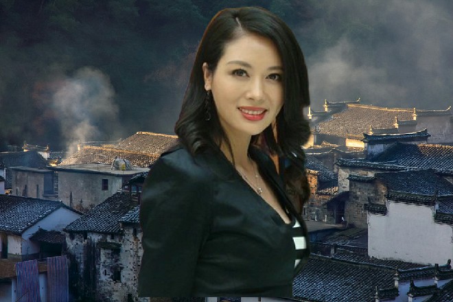 天空中落下来一只白头鹰，抓在苏曼s的肩膀上，左右晃着脑袋