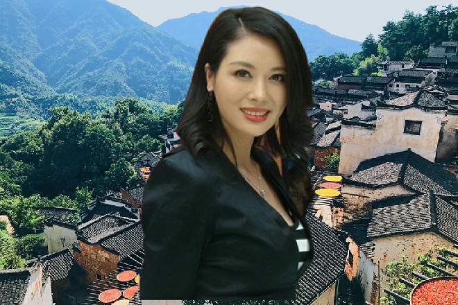她穿着睡衣，从床上轻轻下来，一双玉足伸到拖鞋当中