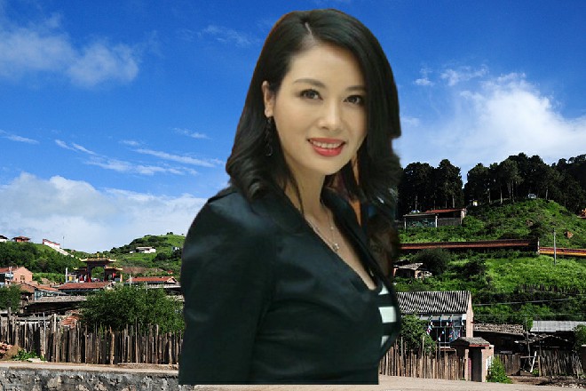 一个三十多岁的女人赶忙走了过来，把这小女孩给抱走了