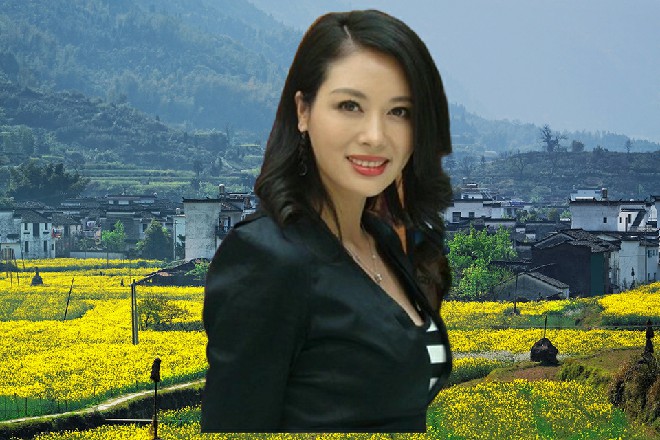 美女眼睛紧紧盯着这个漂亮女人，心说哪里杀出个程咬金