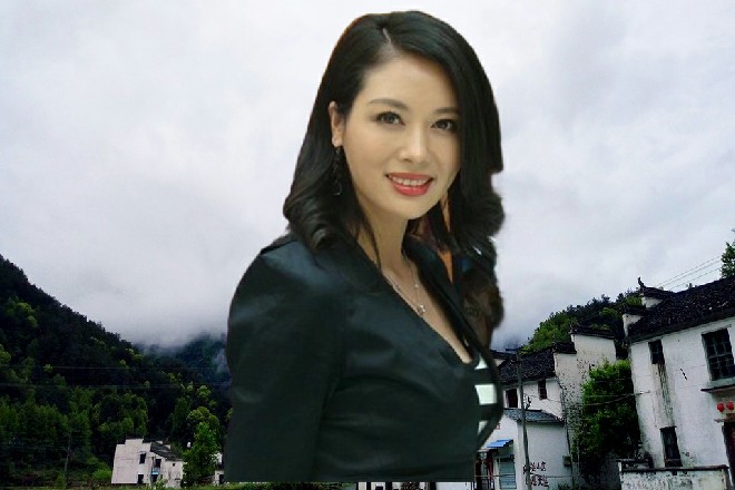 这些小弟更起劲了，拉扯着龟哥的腰，拼命想把他扯出来