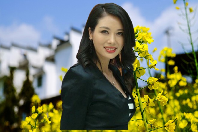 而红色妖姬站在那里，拿起了之前悍匪掉在地上的另一把大砍刀