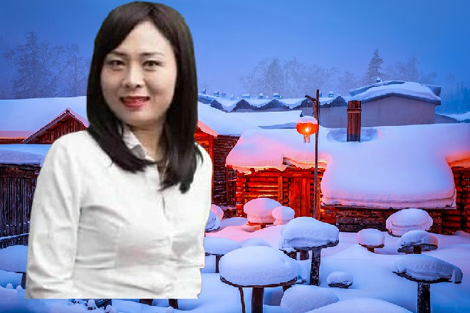 他狼狈地伸出手，抓在了擂台的边缘，勉强没有掉下去