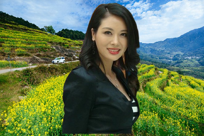 小弟勃然大怒，拎着砍刀就要砍苏曼s，却被光头强给拦了下来