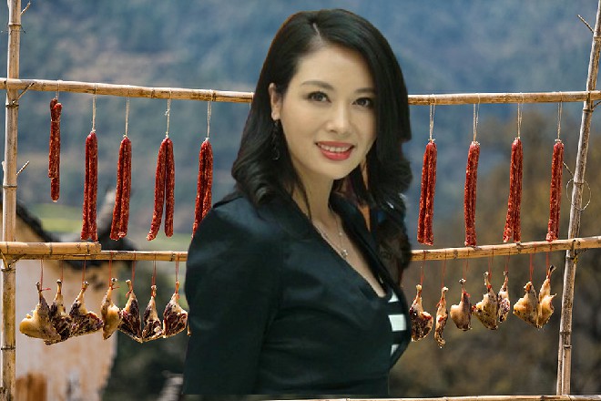 于波一脚踹倒了雷丁，直接夺过他的刀，向着苏曼s就挥砍过来