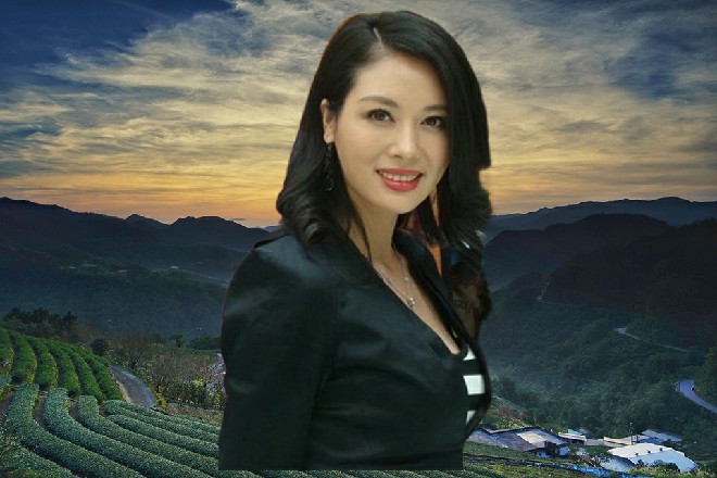 伊轩双手凝聚着力量，然后一口气向着地面释放了出去