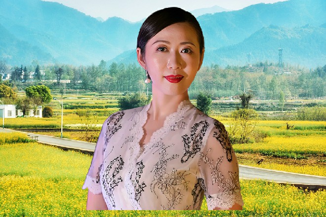 这一松弛，眼皮就有些打架，她慢慢伏在桌子上睡着了