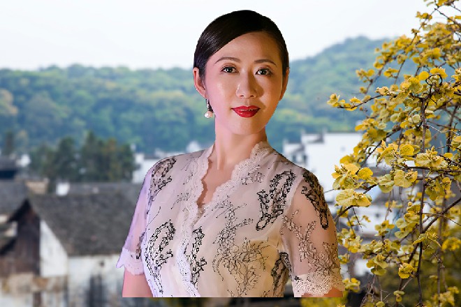 美女有些不耐烦地说道：再不滚开，老娘在你脑门上开个洞