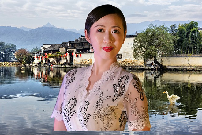 想再吃一个，但小龙虾太烫了，她不知道该如何下手