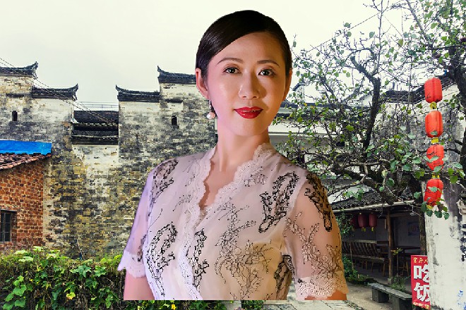 如果不是张芯蕾捂得及时，恐怕早就被这一下给晃瞎了