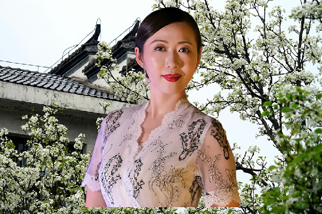 秦龙没有任何的犹豫，他忽然调转手掌，打出了天龙啸