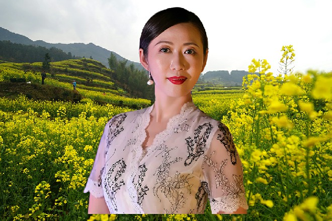 整个车厢里人几乎都跑光了，离下一站还有一小段距离