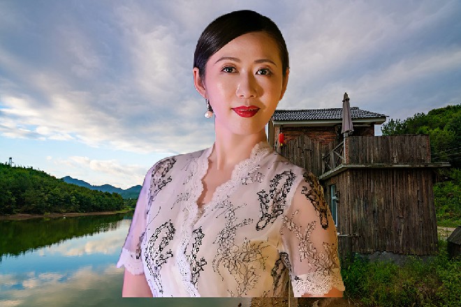 这哥们头发竖起来，一个大的鸡冠头，上面染的五颜六色