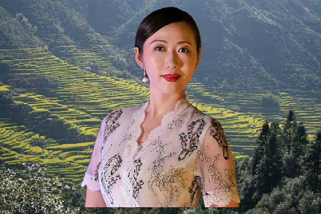 廖婧涵说着，反应极快，一个下腰，躲开了美女杀手的一脚