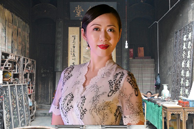 伊轩站了起来，所有人都闭上了嘴巴，等着秦二爷发话