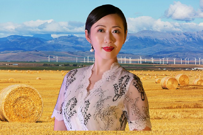 罗莉反应也很快，根本不用于大山提醒，一鞭子已经抽了过来