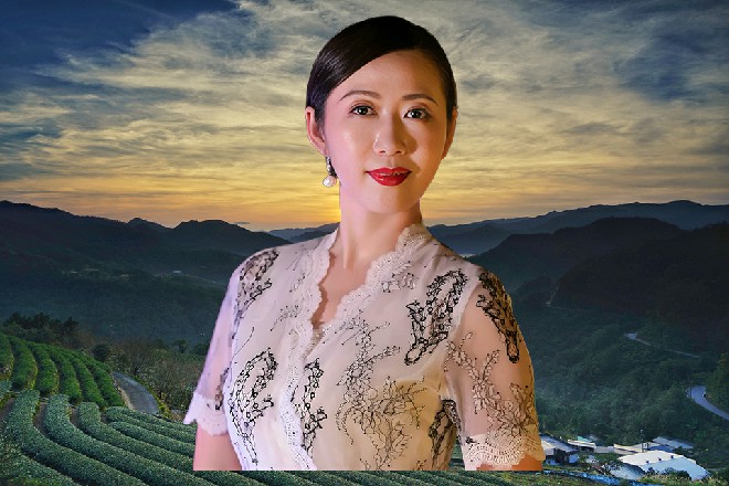 红色妖姬的尾巴瞬间刺破了3256的脖子，把他吸成了干尸