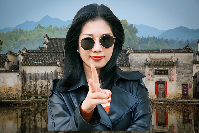 她抱着沙发垫子，脑袋靠在上面，发丝垂了下来，散落在身前