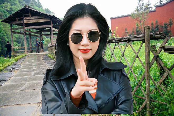 说着，直接拿起大海碗，倒满女儿红，然后一饮而尽
