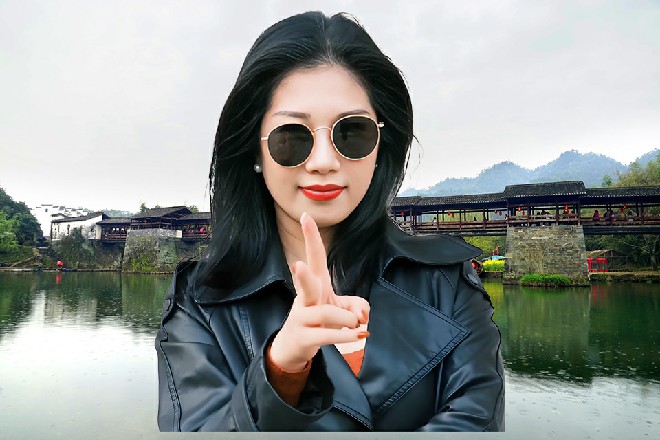 容小薰扎着马尾辫，而这个女人盘着发髻，带着护士帽