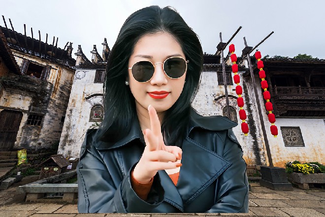 娜塔莎突然把棍子一丢，然后身子一矮，撞在了朱雀的身上